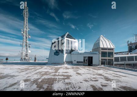 Seilbahnstation auf dem Gipfel des Berges. Glasbau und Telekommunikationsturm auf dem Alpengipfel zwischen Deutschland und Österreich. Stockfoto