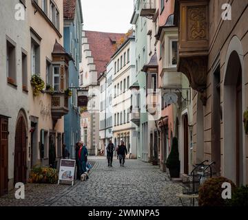 Enge Kopfsteinpflasterstraßen im Zentrum einer kleinen mittelalterlichen Stadt. Nur wenige Leute auf der Straße. Stockfoto