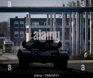 Olomoucka, Tschechische Republik. Februar 2024. OLOMOUCKA - Ein T-72 Panzer in der Waffenfabrik der Excalibur Army. Die Panzer wurden teilweise mit niederländischem Geld modernisiert und werden in die Ukraine geliefert, die sie im Kampf gegen Russland nutzt. ANP SEM VAN DER WAL niederlande Out - belgien Out Credit: ANP/Alamy Live News Stockfoto