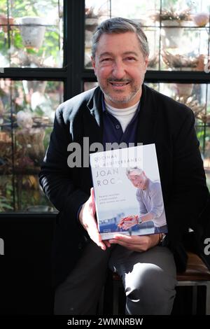 Der Koch Joan Roca posiert während der Präsentation des Buches, DAS MITTELMEER in Madrid KOCHT. Februar 2024 Spanien Stockfoto