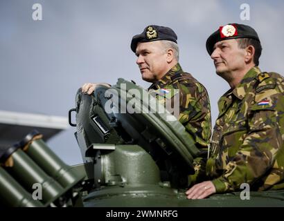 Olomoucka, Tschechische Republik. Februar 2024. OLOMOUCKA - Kommandeur der Streitkräfte Onno Eichelsheim auf einem T-72-Panzer während eines Besuchs in der Waffenfabrik der Excalibur Army. Der niederländische General besucht zwei Rüstungsfabriken in der Tschechischen Republik, die unter anderem Material in die Ukraine liefern. ANP SEM VAN DER WAL niederlande Out - belgien Out Credit: ANP/Alamy Live News Stockfoto