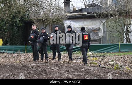 Freiburg, Deutschland. Februar 2024. Polizeibeamte sichern das Gelände während eines Spatenstichs für den großen neuen Stadtteil Dietenbach in Freiburg. Quelle: Bernd Weißbrod/dpa/Alamy Live News Stockfoto