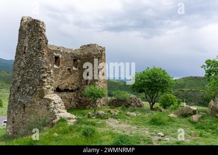 Ruinen eines alten Turms im Jvari-Kloster ist ein georgisch-orthodoxes Kloster aus dem sechsten Jahrhundert in der Nähe von Mzcheta im Osten Georgiens. Stockfoto