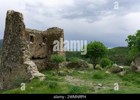 Ruinen eines alten Turms im Jvari-Kloster ist ein georgisch-orthodoxes Kloster aus dem sechsten Jahrhundert in der Nähe von Mzcheta im Osten Georgiens. Stockfoto