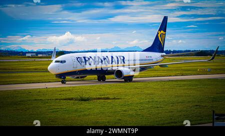 Flughafen Memmingen, Allgäu, Bayern, Deutschland, Europa - Boing 737 - 800 der Billigfluggesellschaft Ryanair - Symbolbild Luftfahrt, Fliegen, Urlaub, Reise, Klima, Flugreise, Pünktlichkeit, Fluggast, neue Ziele, Passagiere *** Flughafen Memmingen, Allgäu, Bayern, Deutschland, Europa Boing 737 800 der Billigfluggesellschaft Ryanair Symbolbild Luftfahrt, Fliegen, Urlaub, Reisen, Klima, Flugreisen, Pünktlichkeit, Passagier, neue Ziele, Passagiere Copyright: xJoeranxSteinsiekx Stockfoto