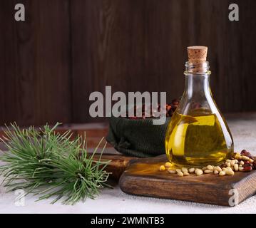 Organisches Zedernöl in Glasflasche Stockfoto