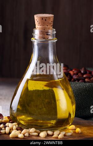 Organisches Zedernöl in Glasflasche Stockfoto