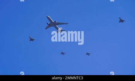 ROM, Italien, Europa - Tankflugzeug, Boing KC 767 B, Eurofighter Taifun, Alenia Aermacchi M-346 Master, Luftbetankung, Treibstoffübertragung, Militärischer Einsatz, NATO, Militär, Waffensystem, Logistik, Luftwaffenstützpunkt, Mehrzweck Kampfflugzeug, Luftüberlegenheit, Luft-Boden-Rolle, Waffe, Waffenintegration, Jet-Trainingsflugzeug, Schulung und Ausbildung, Manövrierfähigkeit, Flugleistungen, Abfangjäger, Präzisionsangriff, Krieg, Repräsentation, Kampfflieger, Kampfflugzeuge, Flugzeuge, Kampfjets, Luftwaffe *** Rom, Italien, Europa Tankflugzeuge, Boing KC 767 B, Eurofighter Typhoon, Alenia Stockfoto