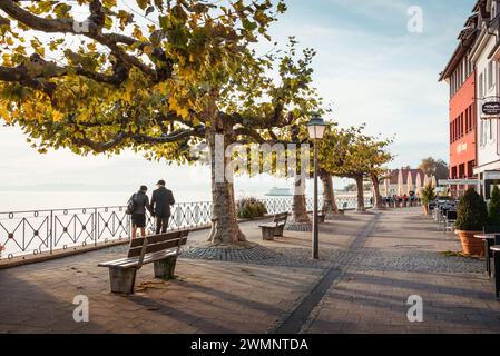 Meersburg Seepromenade mit Cafés am Bodensee, Fähre zur schweizer Stadt Konstanz im Hintergrund. Stockfoto