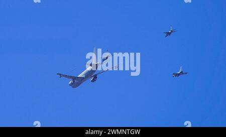 ROM, Italien, Europa - Tankflugzeug, Boing KC 767 B, Eurofighter Taifun, Alenia Aermacchi M-346 Master, Luftbetankung, Treibstoffübertragung, Militärischer Einsatz, NATO, Militär, Waffensystem, Logistik, Luftwaffenstützpunkt, Mehrzweck Kampfflugzeug, Luftüberlegenheit, Luft-Boden-Rolle, Waffe, Waffenintegration, Jet-Trainingsflugzeug, Schulung und Ausbildung, Manövrierfähigkeit, Flugleistungen, Abfangjäger, Präzisionsangriff, Krieg, Repräsentation, Kampfflieger, Kampfflugzeuge, Flugzeuge, Kampfjets, Luftwaffe *** Rom, Italien, Europa Tankflugzeuge, Boing KC 767 B, Eurofighter Typhoon, Alenia Stockfoto