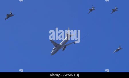 ROM, Italien, Europa - Tankflugzeug, Boing KC 767 B, Eurofighter Taifun, Alenia Aermacchi M-346 Master, Luftbetankung, Treibstoffübertragung, Militärischer Einsatz, NATO, Militär, Waffensystem, Logistik, Luftwaffenstützpunkt, Mehrzweck Kampfflugzeug, Luftüberlegenheit, Luft-Boden-Rolle, Waffe, Waffenintegration, Jet-Trainingsflugzeug, Schulung und Ausbildung, Manövrierfähigkeit, Flugleistungen, Abfangjäger, Präzisionsangriff, Krieg, Repräsentation, Kampfflieger, Kampfflugzeuge, Flugzeuge, Kampfjets, Luftwaffe *** Rom, Italien, Europa Tankflugzeuge, Boing KC 767 B, Eurofighter Typhoon, Alenia Stockfoto