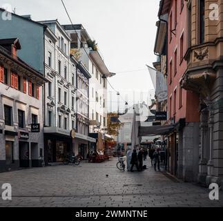 Enge Kopfsteinpflasterstraßen im Zentrum einer kleinen Stadt. Sanftes Licht, das an einem nebeligen Tag durch Wolken kommt. Stockfoto