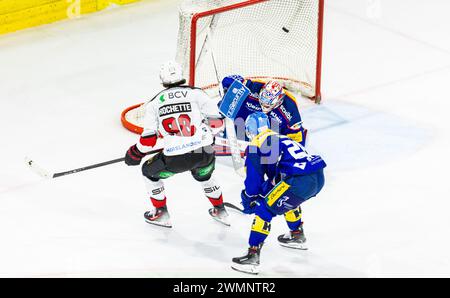 EHC Kloten - Lausanne HC, Stimo Arena, National League NL, reguläre Saison: Stürmer #90 Theo Rochette schiesst in der 38. Spielminute das 0:4 für Lausa Stockfoto