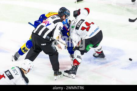 EHC Kloten - Lausanne HC, Stimo Arena, National League NL, reguläre Saison Stürmer #14 Dario Fuchs (Lausanne) entscheidet das Anspiel gegen #15 Miro AA Stockfoto