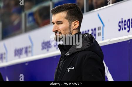 EHC Kloten - HC Lugano, Stimo Arena, National League NL, reguläre Saison: Luca Gianinazzi, Trainer HC Lugano. (Kloten, Schweiz, 24.02.2024) Stockfoto