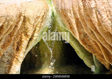 Wasser tropft aus den Steinen von Salt Hills, Egerszalók Stockfoto