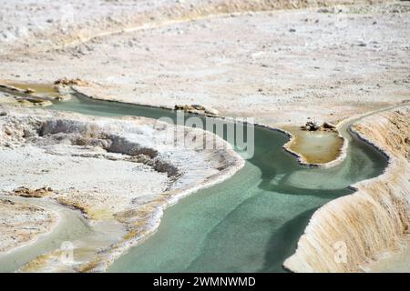 Weg zum Wasser auf den Salzbergen, Egerszalók Stockfoto