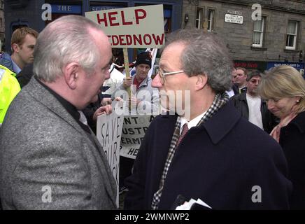 Die Schottische Fishermans-Versammlung und Protest vor dem schottischen Parlament heute ( Donnerstag, 1. Januar 3/01 ). Der erste Minister Henry McLeish und die Fischereiministerin Rhona Branken treffen sich mit den Fischern. Stockfoto