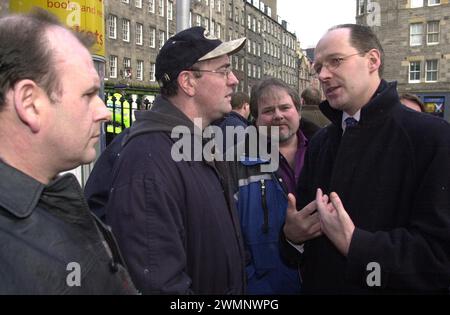 Die Schottische Fishermans-Versammlung und Protest vor dem schottischen Parlament heute ( Donnerstag, 1. Januar 3/01 ). John Swinney SNP-Führer trifft die Fischer. Stockfoto