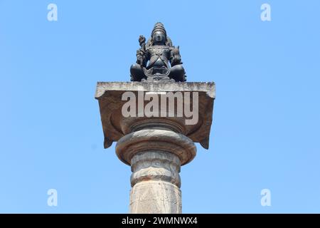 Idol auf einer der Säulen in einem berühmten südindischen Tempel Gommateshwara von Karkala, Karnataka Stockfoto