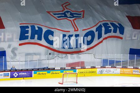 EHC Kloten - Lausanne HC, Stimo Arena, National League NL, reguläre Saison: Die Fans des EHC Kloten haben die Stehplatzkurve mit einer großen Fahne mit Stockfoto