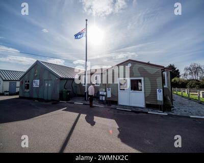 Eastchurch, Kent, Großbritannien. Februar 2024. Ein neuer Flügel wurde im national wichtigen Eastchurch Aviation Museum auf der Isle of Sheppey von Kent eröffnet. Sheppey ist bekannt als Wiege und Geburtsort der britischen Luftfahrt. Dank Spenden und umfangreichen Bemühungen der Freiwilligen des Museums hat sich der Platz im Museum mehr als verdoppelt. Das Museum befindet sich im HMP Standford Hill, ist aber für die Öffentlichkeit zugänglich. Bild: Der neue Flügel und der Eingang auf der rechten Seite. Quelle: James Bell/Alamy Live News Stockfoto