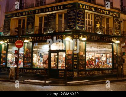 A la Mere de Famille ist das älteste Schokoladengeschäft in Paris. Das Geschäft wurde 1761 in der Faubourg Montmartre Straße eröffnet. Stockfoto