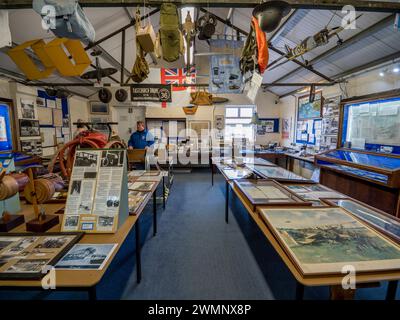 Eastchurch, Kent, Großbritannien. Februar 2024. Ein neuer Flügel wurde im national wichtigen Eastchurch Aviation Museum auf der Isle of Sheppey von Kent eröffnet. Sheppey ist bekannt als Wiege und Geburtsort der britischen Luftfahrt. Dank Spenden und umfangreichen Bemühungen der Freiwilligen des Museums hat sich der Platz im Museum mehr als verdoppelt. Das Museum befindet sich im HMP Standford Hill, ist aber für die Öffentlichkeit zugänglich. Bild: Der ursprüngliche Flügel und der Ausstellungsraum des Museums. Quelle: James Bell/Alamy Live News Stockfoto