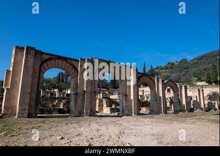 Das große Portico war der symbolische und zeremonielle Eingang zum Alcazar innerhalb der Ruinen der Madinat al-Zahra oder Medina Azahara, einer archäologischen Stockfoto