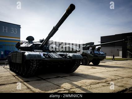 Olomoucka, Tschechische Republik. Februar 2024. OLOMOUCKA - Ein T-72 Panzer und eine DITA Haubitze in der Excalibur Army Waffenfabrik. Die Fahrzeuge werden teilweise aus niederländischem Geld hergestellt und in die Ukraine geliefert, die sie im Kampf gegen Russland einsetzt. ANP SEM VAN DER WAL niederlande Out - belgien Out Credit: ANP/Alamy Live News Stockfoto