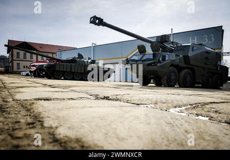 Olomoucka, Tschechische Republik. Februar 2024. OLOMOUCKA - Ein T-72 Panzer und eine DITA Haubitze in der Excalibur Army Waffenfabrik. Die Fahrzeuge werden teilweise aus niederländischem Geld hergestellt und in die Ukraine geliefert, die sie im Kampf gegen Russland einsetzt. ANP SEM VAN DER WAL niederlande Out - belgien Out Credit: ANP/Alamy Live News Stockfoto