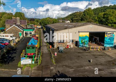 Blick hinunter auf den Bahnhof Great Torrington, die Tarka Railway, den Fahrradverleih und den Tarka Trail von der Rolle Bridge, der Main A386 nach Bideford. Stockfoto