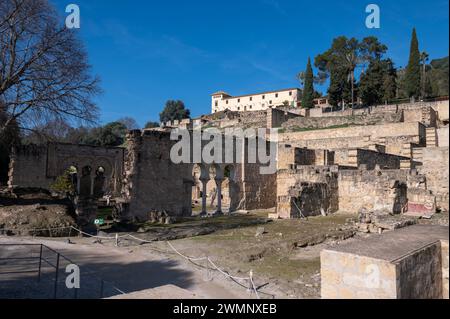 Teil der Ruinen der Madinat al-Zahra oder Medina Azahara, einer befestigten Palaststadt am westlichen Stadtrand von Cordoba in Andalusien, sou Stockfoto
