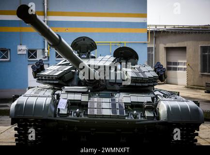 Olomoucka, Tschechische Republik. Februar 2024. OLOMOUCKA - Ein T-72 Panzer in der Waffenfabrik der Excalibur Army. Die Panzer wurden teilweise mit niederländischem Geld modernisiert und werden in die Ukraine geliefert, die sie im Kampf gegen Russland nutzt. ANP SEM VAN DER WAL niederlande Out - belgien Out Credit: ANP/Alamy Live News Stockfoto