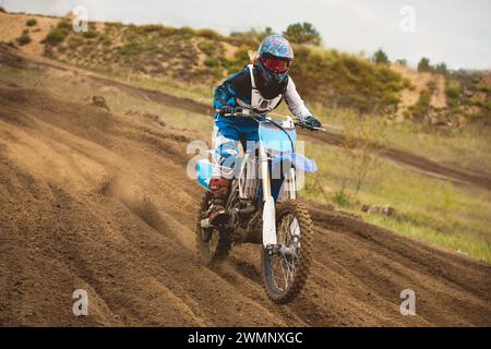 24. september 2016 - Volgsk, Russland, MX Moto Cross Racing - Girl Bike Rider fährt auf einem Motorrad Stockfoto