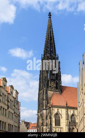 Der Turm der St. Lamberti-Kirche in der Altstadt von Münster, Nordrhein-Westfalen. Stockfoto
