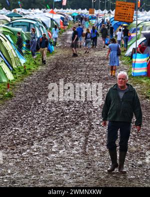 Crickhowell, Brecon Beacons, Wales, Großbritannien. August 2023. Das Green man Festival ist ein unabhängiges Musik-, Wissenschafts- und Kunstfestival, das jährlich Mitte August in den Brecon Beacons in Wales stattfindet. Green man hat sich zu einer Veranstaltung mit 25.000 Teilnehmern entwickelt, bei der überwiegend Live-Musik präsentiert wird. Im Bild: Matschiger Gang nach starkem Regen Credit: Nidpor/Alamy Live News Stockfoto