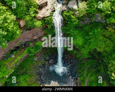 Drohnenfotografie mit erhöhter Aussicht von Kaaterskill Falls, einem zweistufigen Wasserfall am Spruce Creek in den östlichen Catskill Mountains von New York, zwischen dem Stockfoto