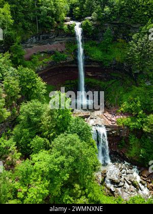 Drohnenfotografie mit erhöhter Aussicht von Kaaterskill Falls, einem zweistufigen Wasserfall am Spruce Creek in den östlichen Catskill Mountains von New York, zwischen dem Stockfoto