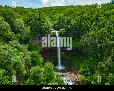 Drohnenfotografie mit erhöhter Aussicht von Kaaterskill Falls, einem zweistufigen Wasserfall am Spruce Creek in den östlichen Catskill Mountains von New York, zwischen dem Stockfoto