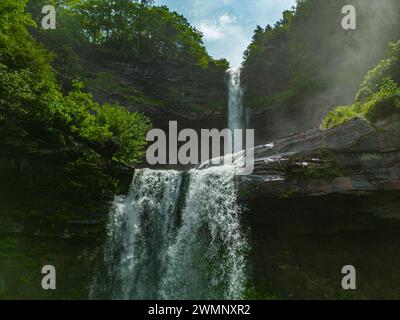 Drohnenfotografie mit erhöhter Aussicht von Kaaterskill Falls, einem zweistufigen Wasserfall am Spruce Creek in den östlichen Catskill Mountains von New York, zwischen dem Stockfoto