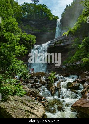 Drohnenfotografie mit erhöhter Aussicht von Kaaterskill Falls, einem zweistufigen Wasserfall am Spruce Creek in den östlichen Catskill Mountains von New York, zwischen dem Stockfoto