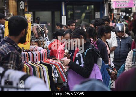 Delhi, Neu-Delhi, Indien. Februar 2024. Indische Käufer durchsuchen Kleidungsstücke während eines Verkaufs auf dem Sarojini Market in Neu-Delhi, indien am 27. Februar 2024 (Bild: © Deep Nair/ZUMA Press Wire) NUR ZUR REDAKTIONELLEN VERWENDUNG! Nicht für kommerzielle ZWECKE! Stockfoto