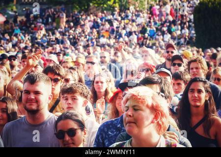 Crickhowell, Brecon Beacons, Wales, Großbritannien. August 2023. Das Green man Festival ist ein unabhängiges Musik-, Wissenschafts- und Kunstfestival, das jährlich Mitte August in den Brecon Beacons in Wales stattfindet. Green man hat sich zu einer Veranstaltung mit 25.000 Teilnehmern entwickelt, bei der überwiegend Live-Musik präsentiert wird. Im Bild: Massen von Festivalbesuchern Credit: Nidpor/Alamy Live News Stockfoto