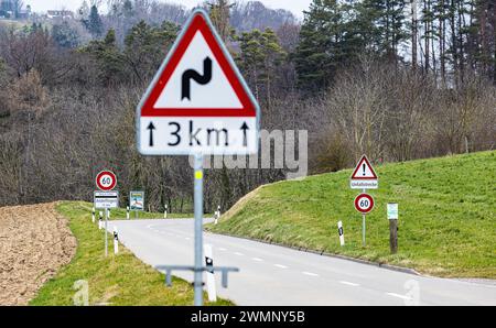 Vielfältige Gefahrenschilder warnen vor der gefährlichen Strecke auf der Irchelstraße entlang dem Irchel. Die Geschwindigkeit war auf 60 Kilometer pro Stockfoto