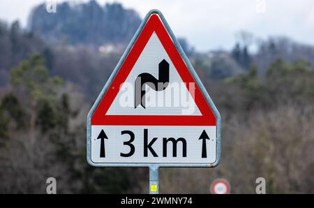 Ein Schild warnt, vor einer Doppelkurve nach rechts beginnend auf einer Streckenlänge von 3 km. (Freienstein-Teufen, Schweiz, 06.03.2023) Stockfoto