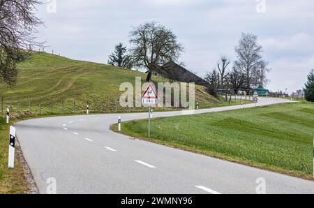 Verschiedene Schilder warnen auf der Irchelstraße vor deren Gefährlichkeit. Das Tempo ist auf 60 km/h gedrosselt. Es gibt zahlreiche Doppelkurven. Es Stockfoto