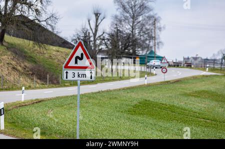 Fahrzeuge fahren auf der Irchelstraße. Verschiedene Schilder warnen vor ihrer Gefährlichkeit. Das Tempo ist auf 60 km/h gedrosselt. Es gibt zahlreich Stockfoto