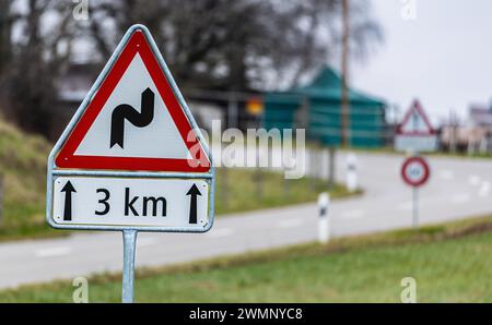 Verschiedene Schilder warnen auf der Irchelstraße vor deren Gefährlichkeit. Das Tempo ist auf 60 km/h gedrosselt. Es gibt zahlreiche Doppelkurven. Es Stockfoto