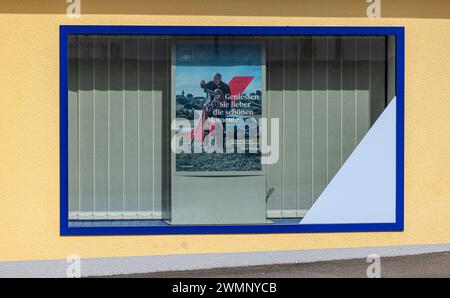 Werbung in einem Schaufenster bei einer Agentur von AXA Versicherungen. (Altdorf, Schweiz, 10.04.2023) Stockfoto